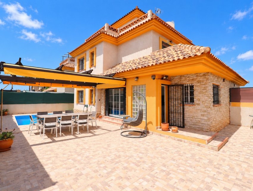 Herverkoop - Villa -
Los Montesinos - La Herrada