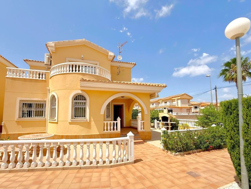 Herverkoop - Villa -
Orihuela Costa - Villamartín
