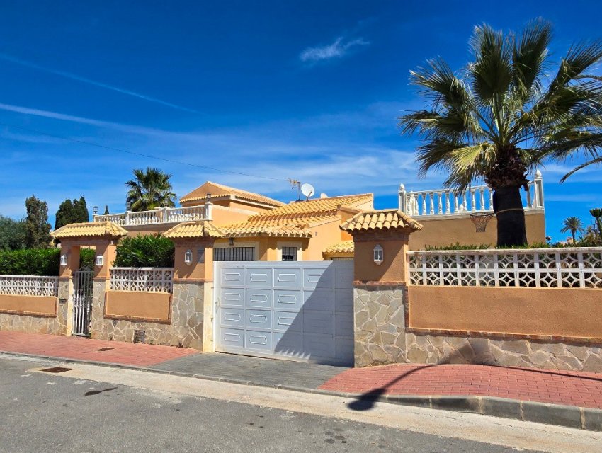 Herverkoop - Villa -
Torrevieja - El Chaparral