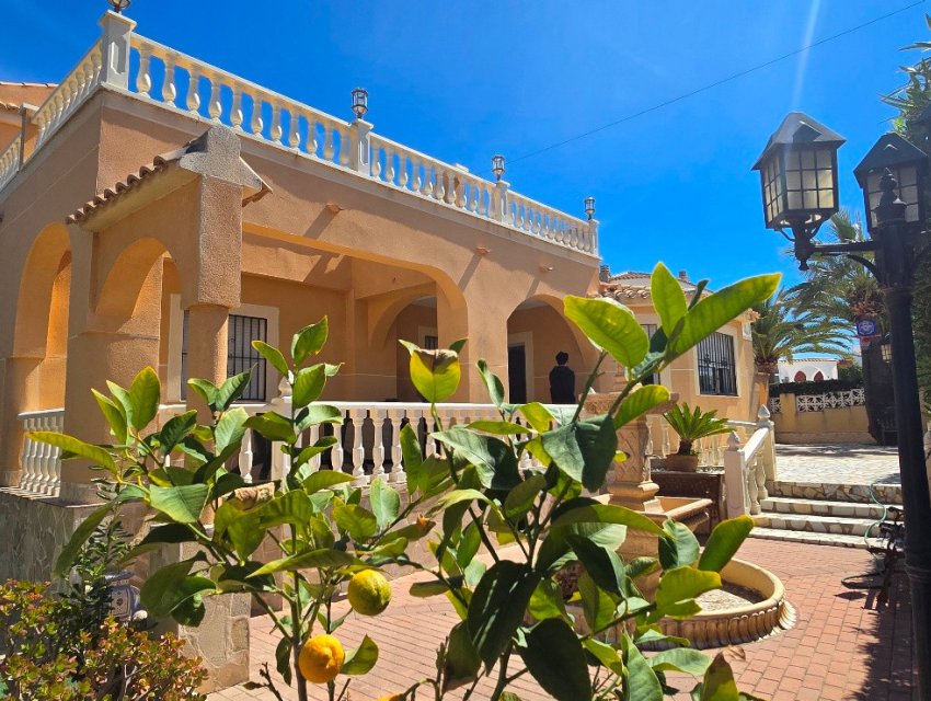 Herverkoop - Villa -
Torrevieja - El Chaparral