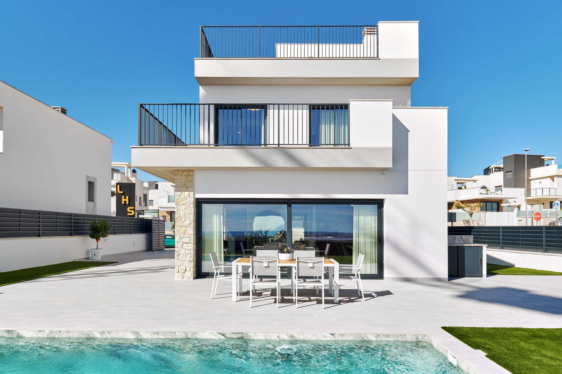 Neue Gebäude - Villa -
San Miguel de Salinas