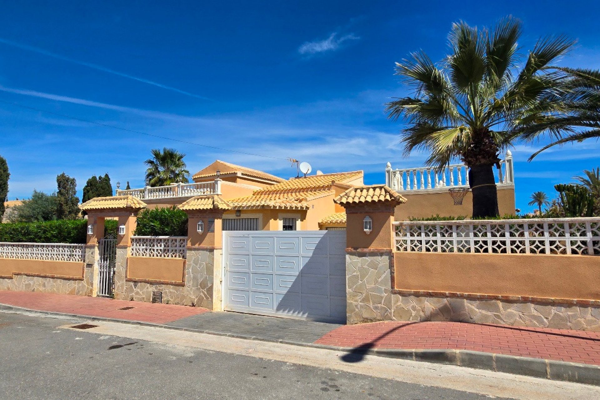 Resale - Villa -
Torrevieja - El Chaparral